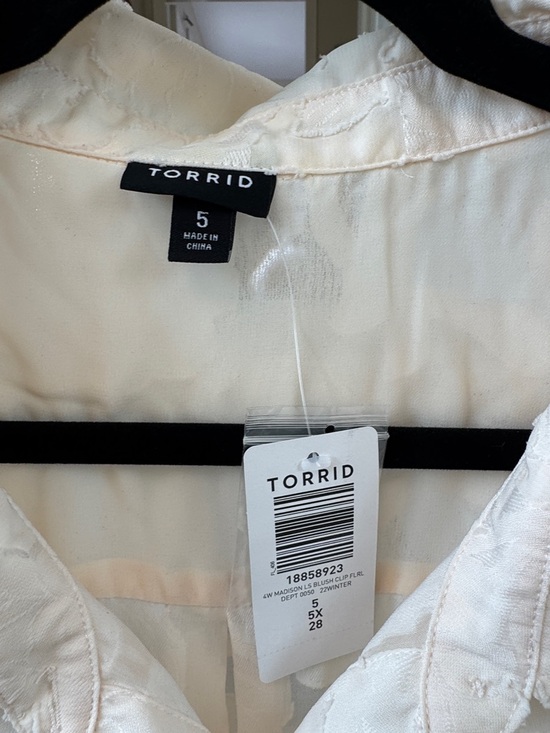 torrid Cream Textured Floral Button-Down Shirt - Picture 3 of 5